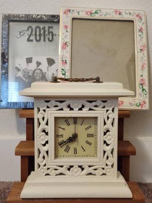 Decor trio a frames white wooden clock