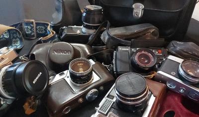 LOT OF VINTAGE CAMERA COLLECTION WITH TRAVEL CASE