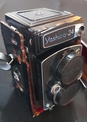 YASHICA-24 VINTAGE CAMERA