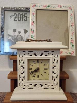 Decor trio a frames white wooden clock