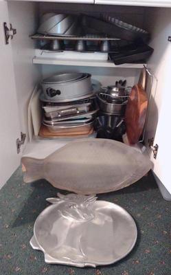 Sale Photo Thumbnail #512: Cooking & Baking Pans & Serving Platters