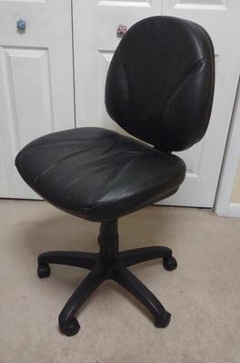 Sale Photo Thumbnail #431: Rolling Office / Computer Desk Chair