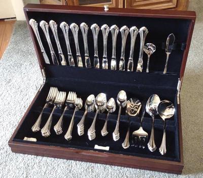 Sale Photo Thumbnail #312: Oneida Distinction Deluxe Stainless Flatware Set