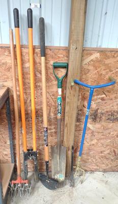 Sale Photo Thumbnail #590: 6 Garden Hand Tools (Post Digger, Shovel & More)
