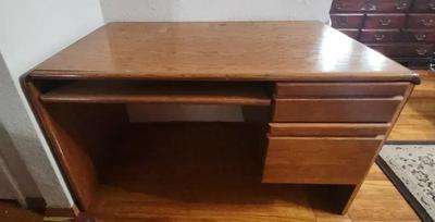 CLASSIC WOODEN DESK