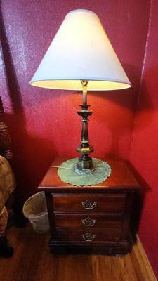 PAIR OF MAHOGANY NIGHT STANDS WITH TABLE LAMPS