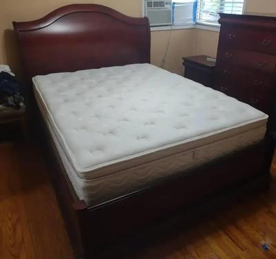 CHERRY TONE QUEEN BED WITH WOOD HEADBOARD AND BASE