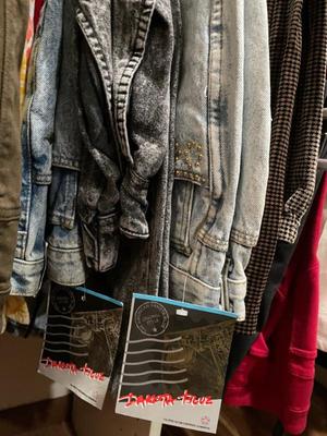 Sale Photo Thumbnail #583