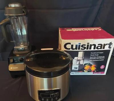 KITCHEN APPLIANCES - VITAMIX BLENDER, NEW CUISINART FOOD PROCESSOR, AND AROMA RICE COOKER 
