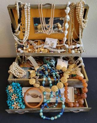 JEWELRY BOX FULL OF COSTUME JEWELS