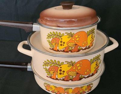 "MERRY MUSHROOM" ENAMEL POTS