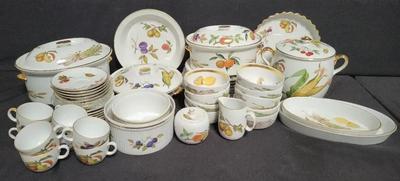 ROYAL WORCESTER PORCELAIN DISH SET IN "EVESHAM" PATTERN