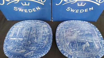 PAIR OF RÖRLFRAND PLATES WITH BOXES