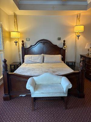 King Bed 
82l x 92w x 64h