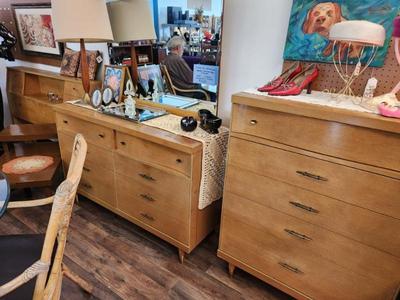 Sale Photo Thumbnail #4: Blonde mid century bedroom set