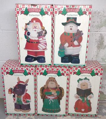 Sale Photo Thumbnail #526: 5 Ceramic Holiday Collection Christmas Figures
