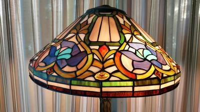 METAL FLOOR LAMP WITH TIFFY-STYLE GLASS LAMP SHADE 
