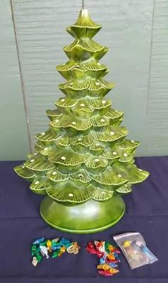 CHARMING VINTAGE CERAMIC CHRISTMAS TREE