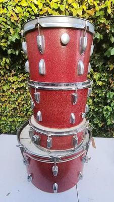 VINTAGE RED DRUMSET