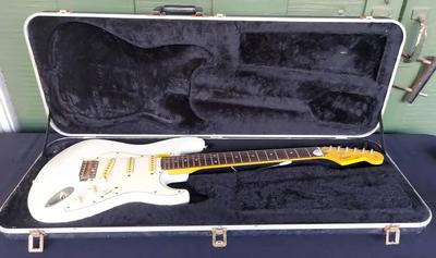 SQUIER STRAOCASTER ELECTRIC GUITAR 