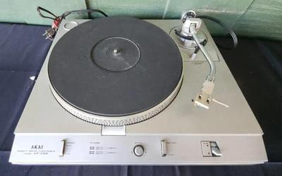 AKAI DIRECT DRIVE TURNTABLE MODEL AP-D33