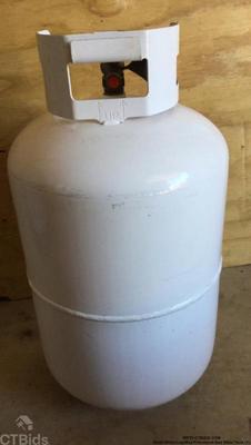 Small white liquified petroleum gas steel tank 1)