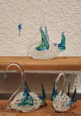 3 glass family of swans figurines