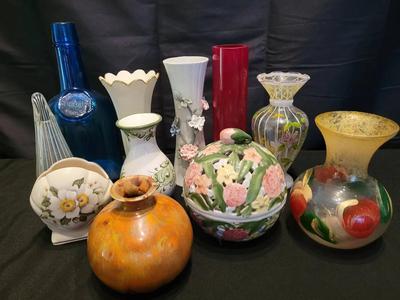 COLORFUL COLLECTION OF PETITE VASES 