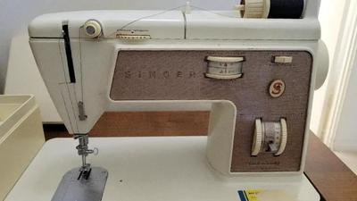 ELECTRIC DELUXE SINGER MODEL 758 WITH TABLE
