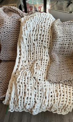 Chunky Knit Chain Throw Blankets