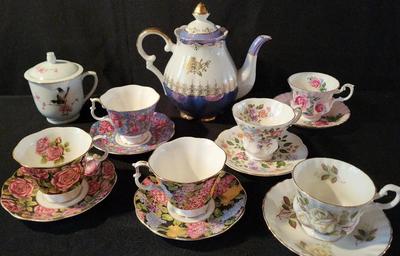 FLORAL TEA POT AND ROYAL ALBERT TEA CUPS WITH SAUCERS
