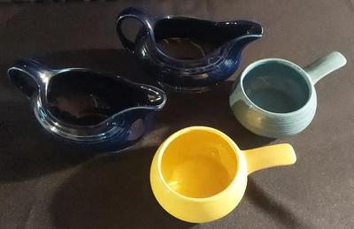 FIESTAWARE PAIR OF COBALT BLUE GRAVY BOATS AND MCCOY BOWLS