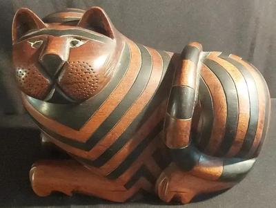 VINTAGE ANGLO INDIAN CARVED MAHOGANY WOOD CAT WITH SECRET COMPARTMENT 