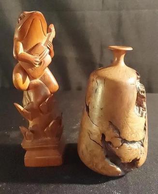MID-CENTURY MODERN BURL WOOD ART VASE BY SAKWA WITH A HAND-CARVED WOODEN FROG