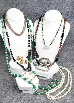 Mixed lot gemstone beads gold & silver tone, bracelets, pearls