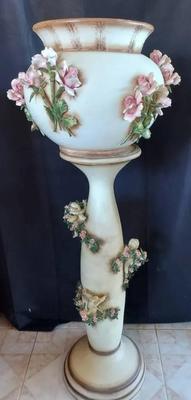 CAPODIMONTE-STYLE DECORATIVE PEDESTAL AND VASE