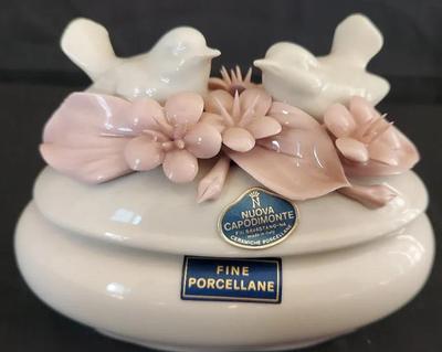 MINIATURE CAPODIMONTE FLORAL PIECES AND LIDDED BOX - LOT OF 5