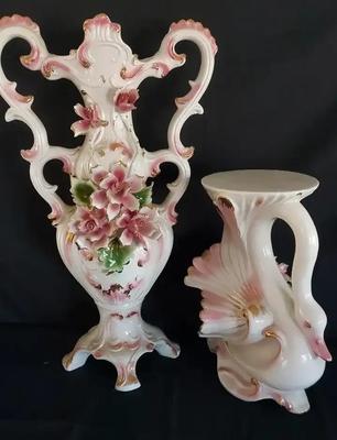 CAPODIMONTE-STYLE VASE AND PLANT STAND 
