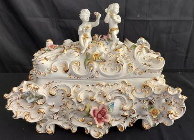 CAPODIMONTE-STYLE LARGE LIDDED AND FOOTED BOX