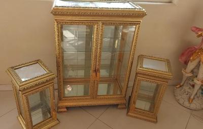 TRIO OF PETITE DISPLAY CABINETS WITH MIRRORS AND GLASS SHELVES 