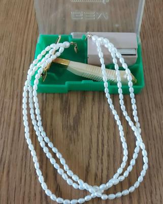 WOMEN'S VINTAGE SHAVER, PEARLS WITH 14KT GOLD CLASP AND MORE