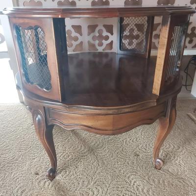 MID-20TH CENTURY FRENCH PROVINCIAL STYLE ROUND TABLE