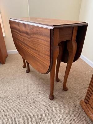 Sale Photo Thumbnail #100: Drop-leaf table