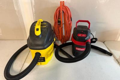 DS337 - 2 Small Shopvacs