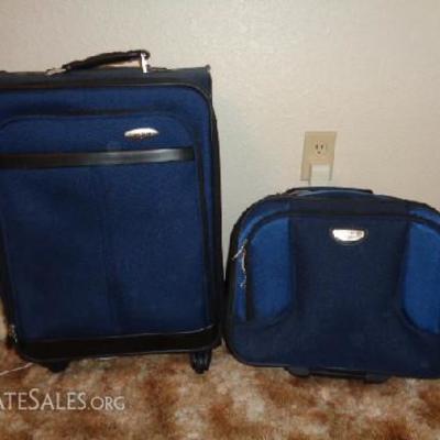Samsonite and Docker blue luggage


Dark blue color -One medium Samsonite with wheels (used, good condition) -One 16