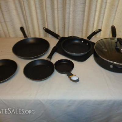 T-FAL pan set and misc pans

8 pieces total

-Small Jo!e msc with penguin handle -1 small TFAL frying pan -1 medium TFAL frying pan -1...