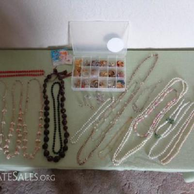 Lots of misc jewelery over 30 misc pieces

Three shell necklaces & One wooden bead necklace

Lots of clip on earings, earings, pins,...