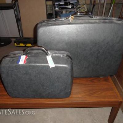 2 Samsonite Suitcases with Wheels

-Large suitcase hase keys; 27-1/2