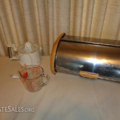 Bread box, Anchor glass measuring cup, toastmaster juicer

-Metal and wood bread box (needs a little cleaning) -Toastmaster electronic...