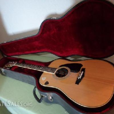 Ibanez Vintage guitar

Good shape! Ibanez V390 Dreadnaught spruce/rosewood with beautiful pearl inlay

Black hard case